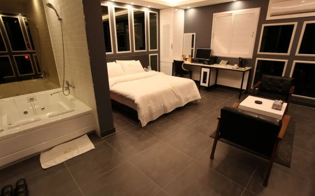 S Petite Hotel
