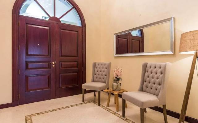 Palm Jumeirah Villa in Frond E by Deluxe Holiday Homes