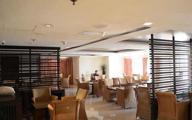 W Studio Resort Suites at Pyramid Tower