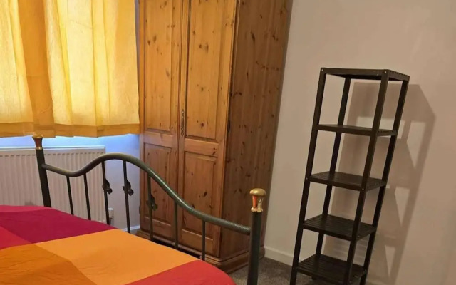 Milton Keynes - Sleeps 6 - Free Parking