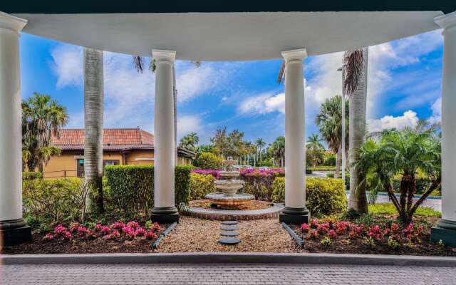 La Quinta Inn & Suites by Wyndham Naples Downtown