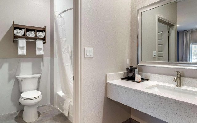 Clarion Pointe Port Arthur-Beaumont South