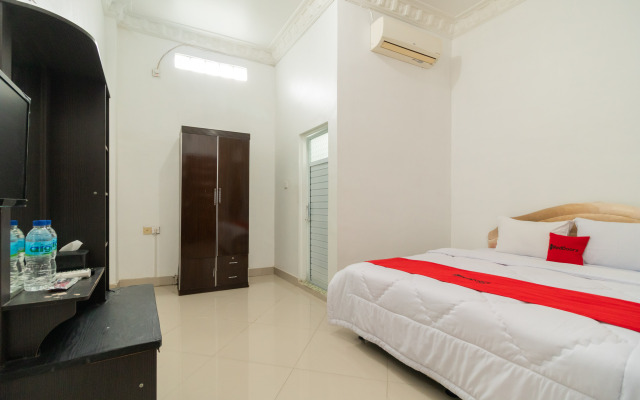 RedDoorz Syariah near Universitas Putra Indonesia Padang