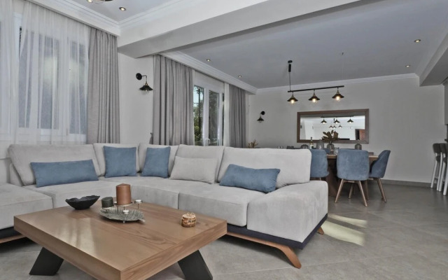 Villa Nikolakis Kerasia, on the beach