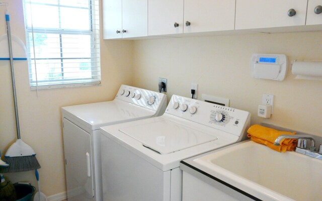 Luxuriously Furnished Waterfront Home With Pool/spa