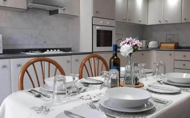 Ramzam - Spacious & Modern 3 bedroom apartment with roof terrace