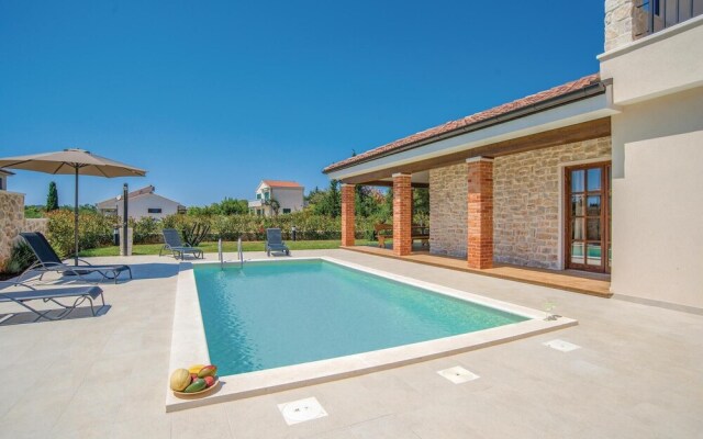 Beautiful Home in Muline With Wifi and 4 Bedrooms