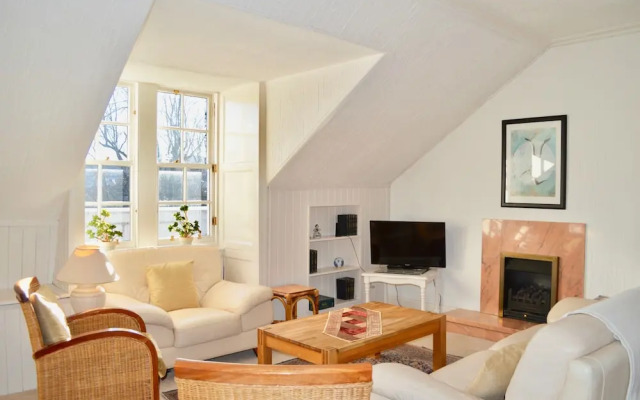 Traditional 3 Bedroom Apartment in Edinburgh's New Town