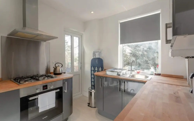 Modern 2 Bedroom Apartment in Morden