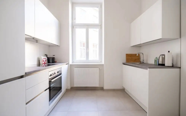 Rochus Stylish Stays