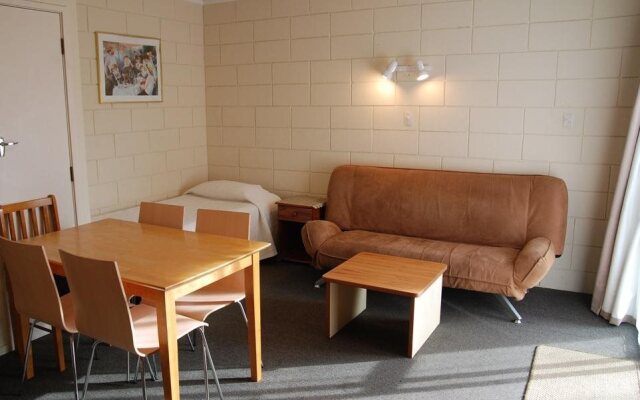 Manhattan Lodge Motel
