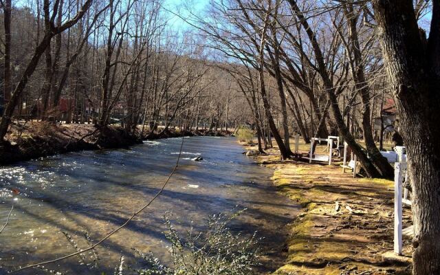 Riverbend Motel & Cabins