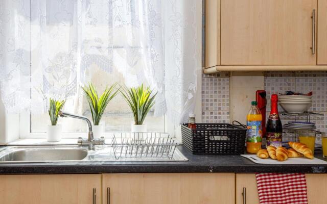 4 Beds Sleeps 6 - Elegance Leisure Stay, Burnley