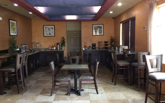 Pearsall Inn & Suites