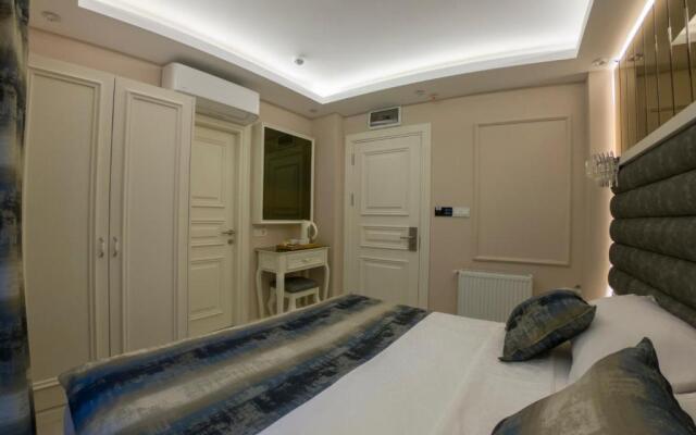 Отель Crowned Hotel