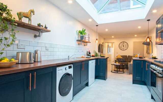 Plush Holiday Home in Coventry Near Coventry University