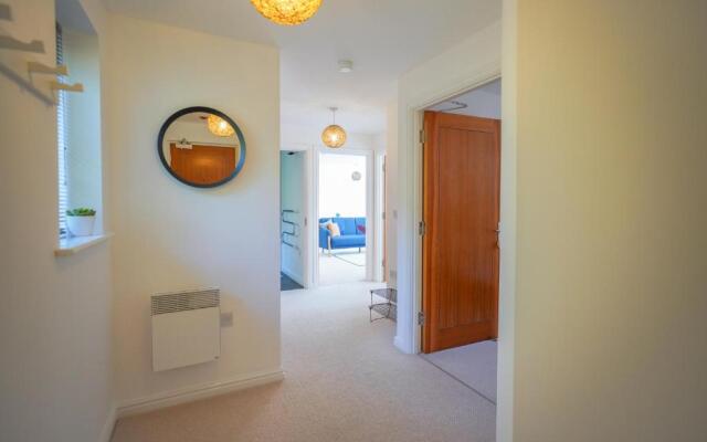 Rowsby Court - Stylish Apartment with Private Parking