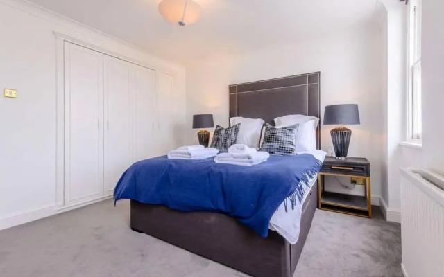 Spacious 2 Bedroom Flat in Kensington