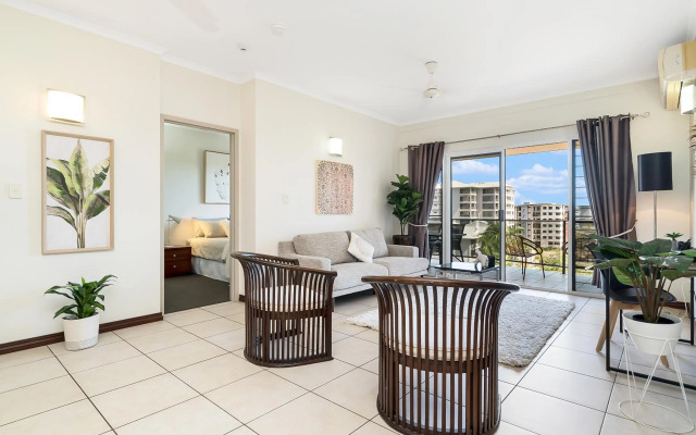 Huge CBD Top Floor Apartment with Breath Taking Views!