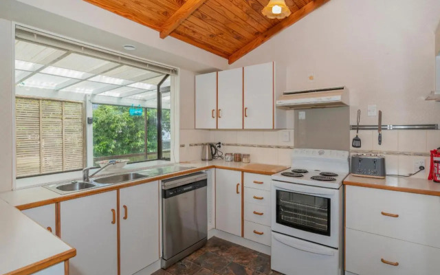 Treasure on Chestnut - Tairua Holiday Home