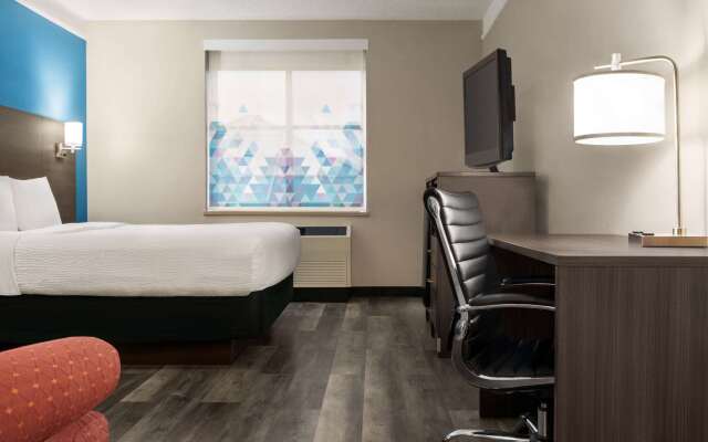 La Quinta Inn & Suites by Wyndham Madison American Center