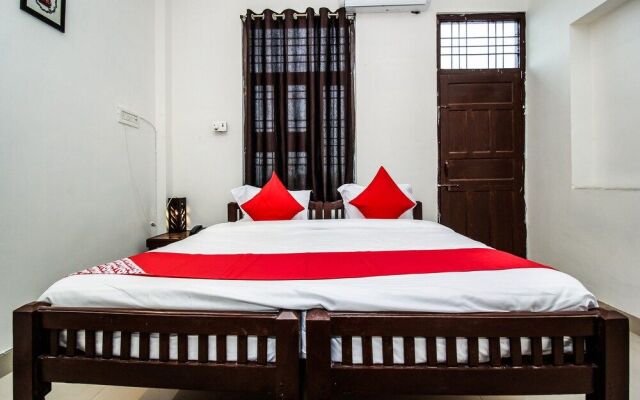 OYO 18272 Hotel Lambodar