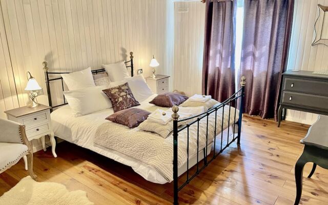 Holiday Lettings Beech Lodge - Stunning 6-bed King