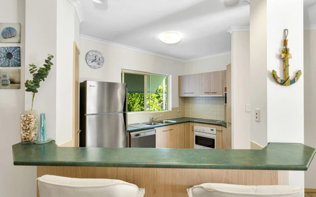 Beachfront Bliss 3-bedroom Apartment with Sea View 4