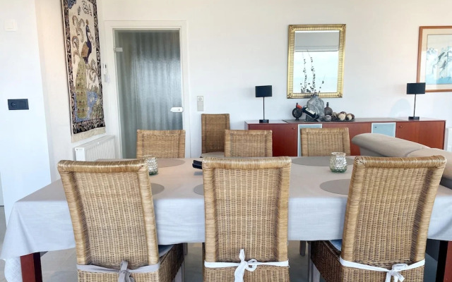 Modern Stay Near Shore