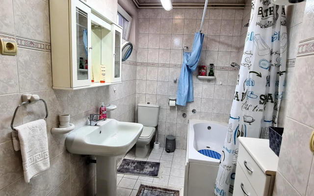 Windows City Apartment