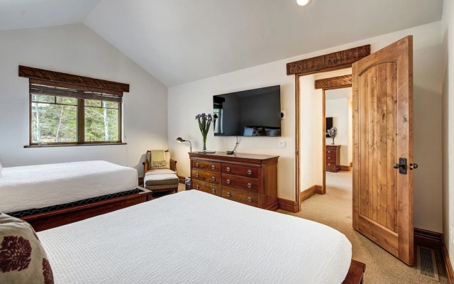 5BR Alpine Luxury Home with Private Hot Tub by RedAwning - Save 20% on 7+ Nights!