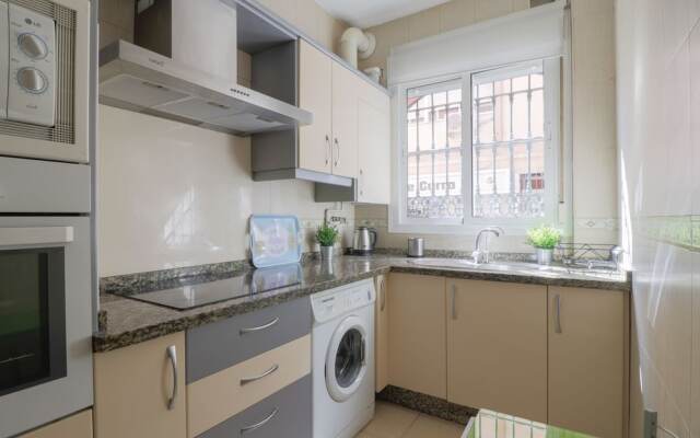 Bright And Quiet Apartment By Town