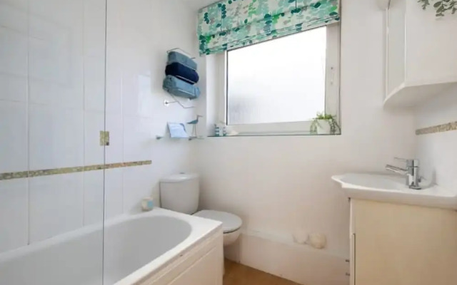 Sunny Modern Nr Beach Village w Parking