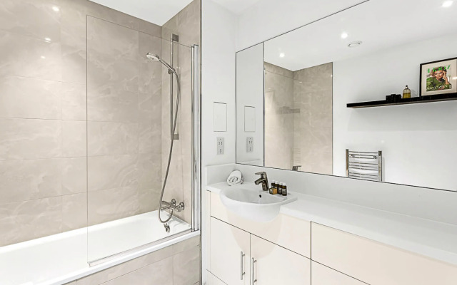 Stylish Flat In Battersea Reach