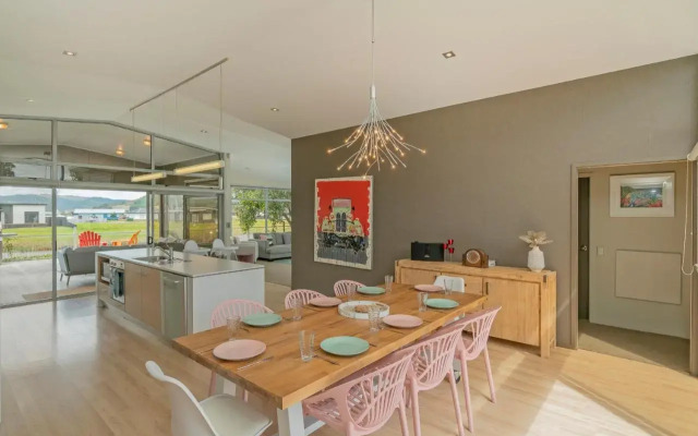 Sanctuary By The Water - Matarangi Holiday Home