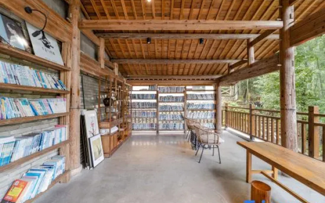 Longquan Moshangguiren Homestay (Baoxi Scenic Area)