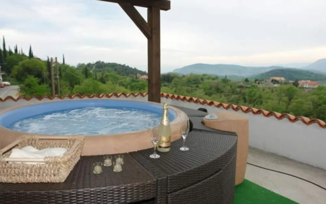 House Rilovic - Two Bedroom House With Swimming Pool and Jacuzzi