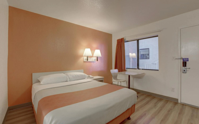 Motel 6 Corona, CA