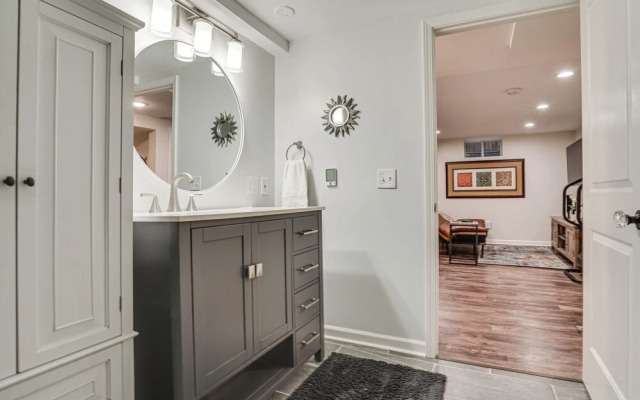 Chic Minneapolis Apt - 6 Blocks to Lake Nokomis!