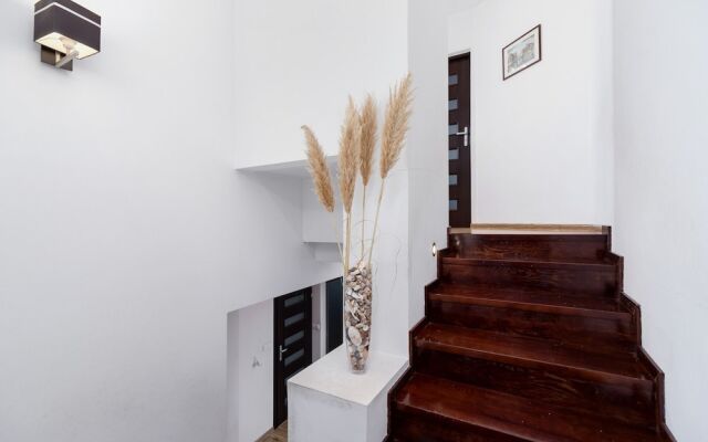 Czarnochowice House by Renters
