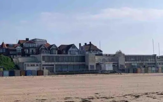 Beach Retreat, Stones Throw Away from Beach