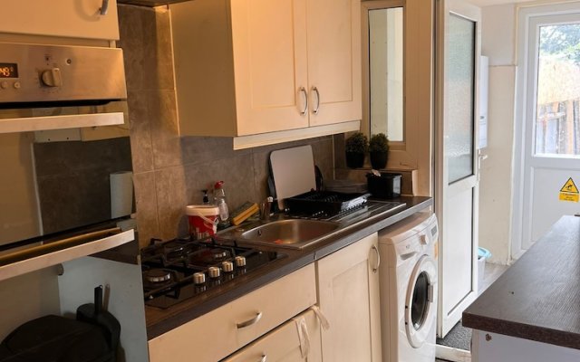 Budget 5-bed Apartment in Barking