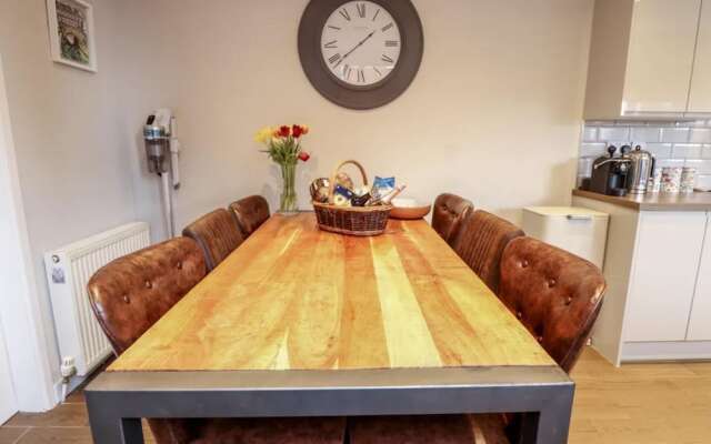 Luxury Lincoln Home - Sleeps 8 - Hot Tub - Pets