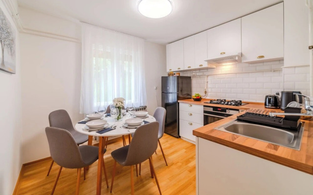 Family Friendly Apartment With Parking