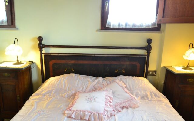 Delightful Holiday Home With Garden, Pool, Heating, Parking