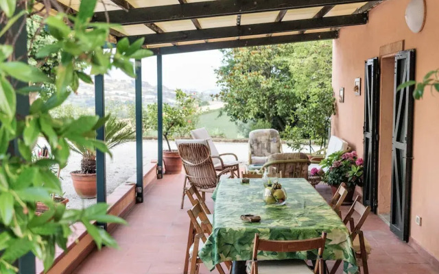 Traditional Villa in Varano With Private Garden