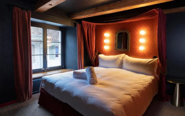 Peanut Medieval Lodge