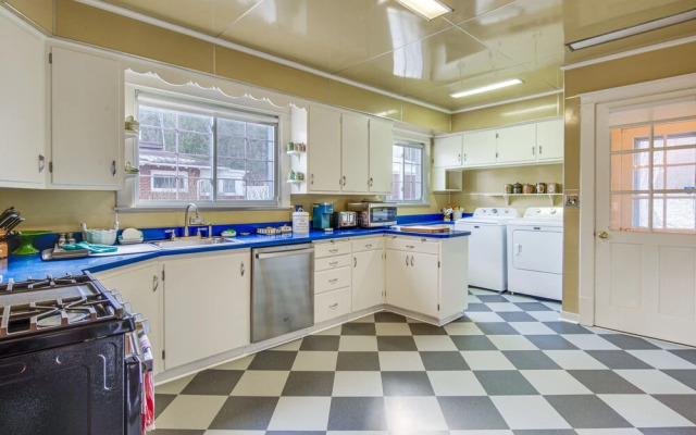 Charming & Spacious Olean Home w/ 2 Fireplaces