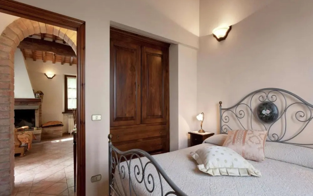 Apartment Near Cortona With Pool and Roman Charm