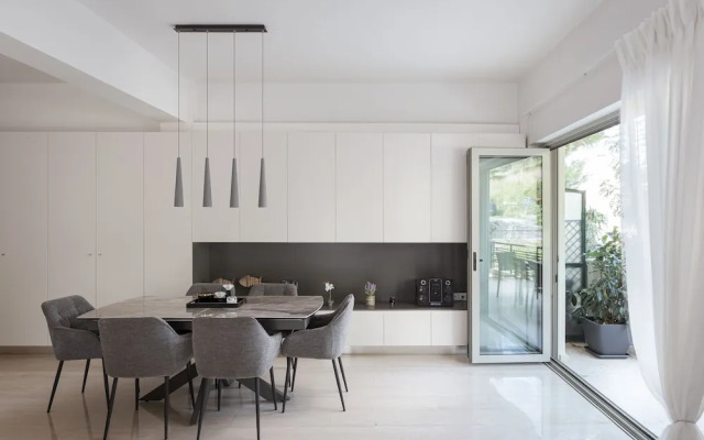 Vouliagmeni Stylish Apartment